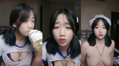 新人学妹下海【小妮同学】超级稚嫩女仆装~脱衣舞裸露特写，背影杀手，这大白屁股真给力，推荐 (2)